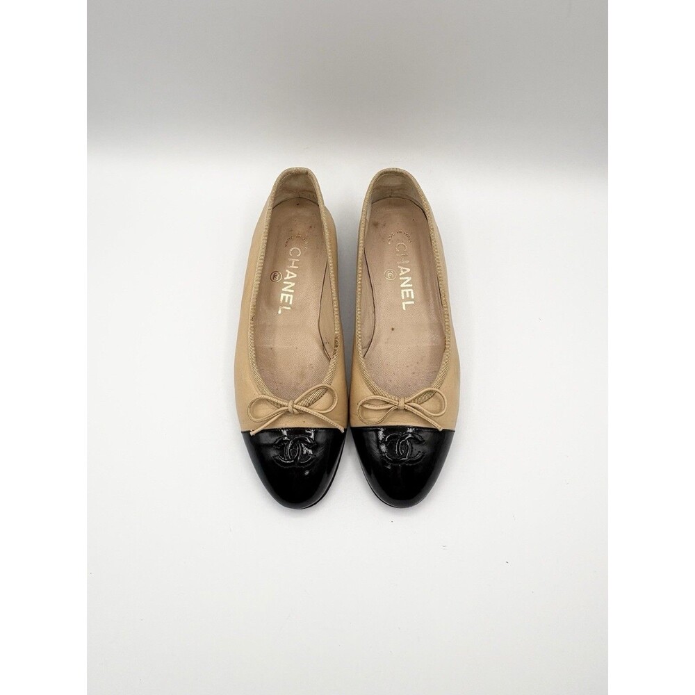 Chanel Beige & Black Cap Toe CC Logo Ballet Flats Bow Accent Size EU 35.5
